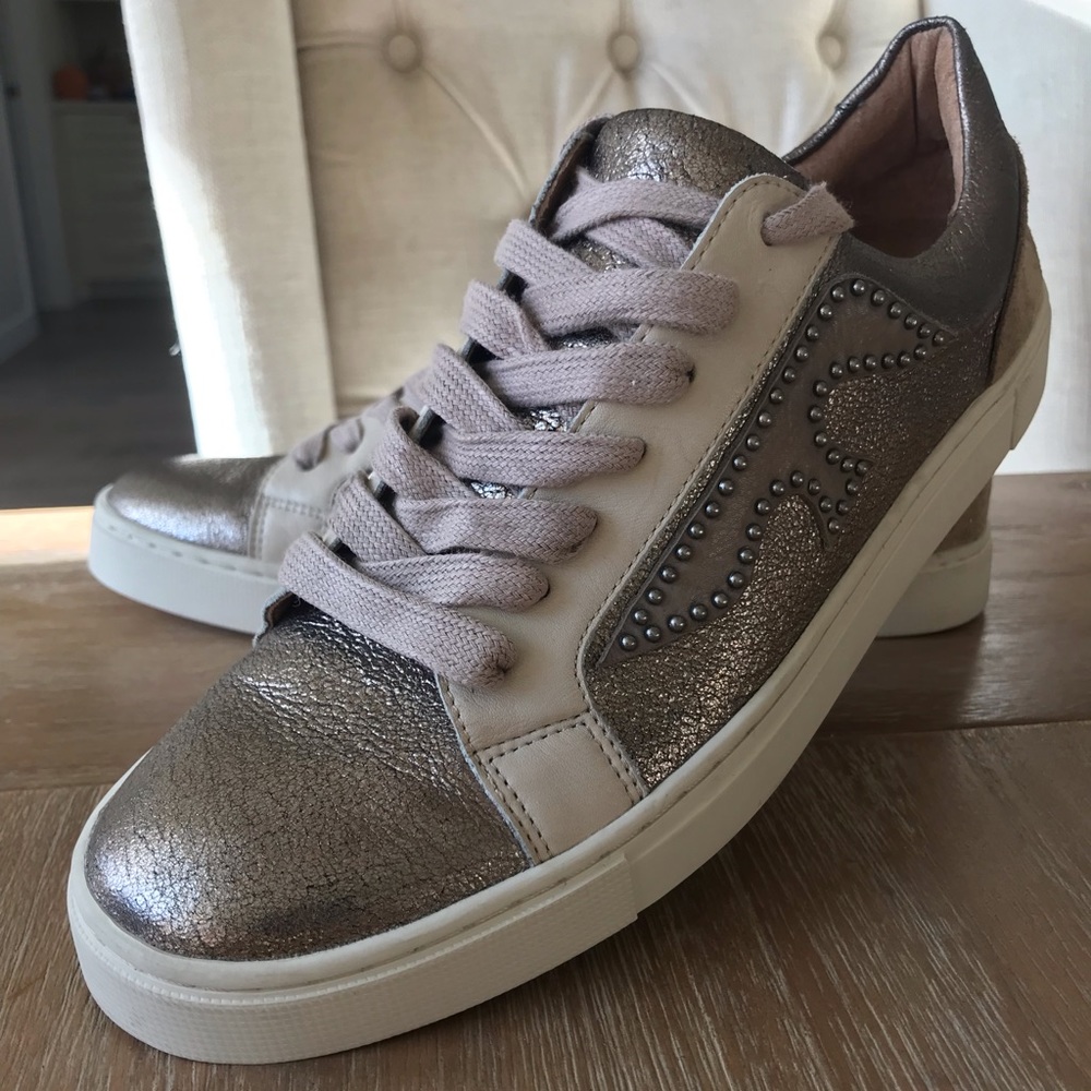 Frye  - Women's Ivy Logo Patch Low Sneakers